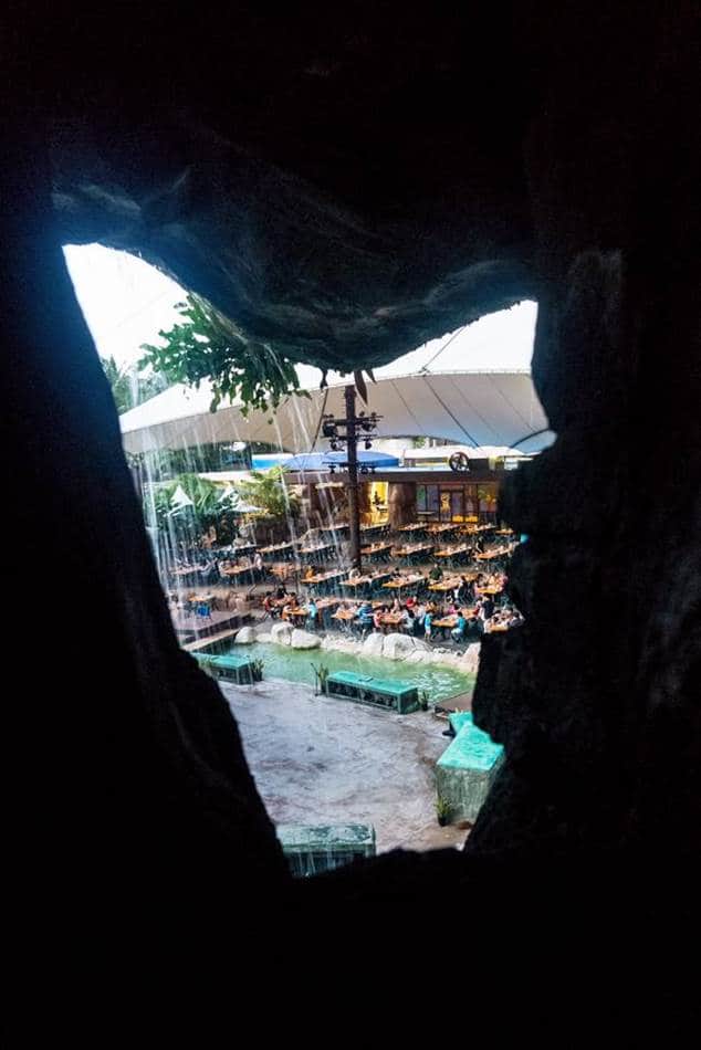 디너쇼 가는 길에 있는 동굴