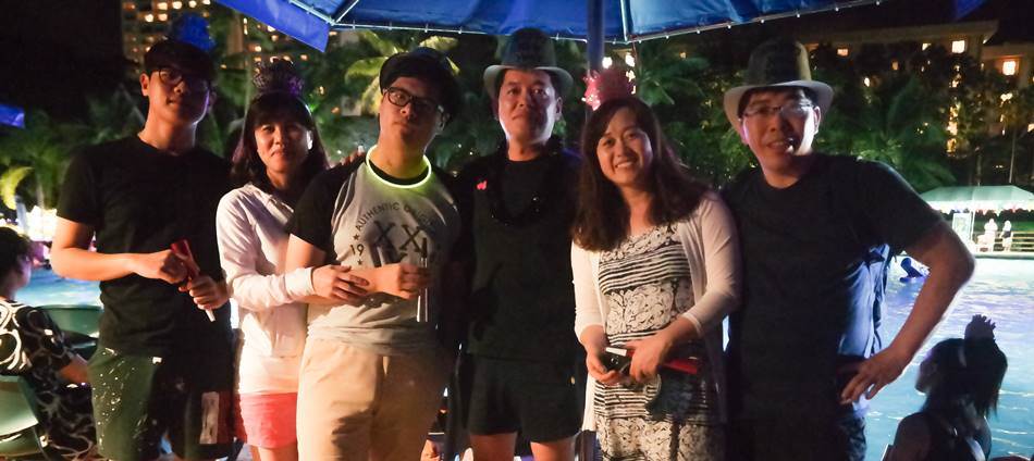 Happy New Year 모자와 장식을 하고 기념 촬영