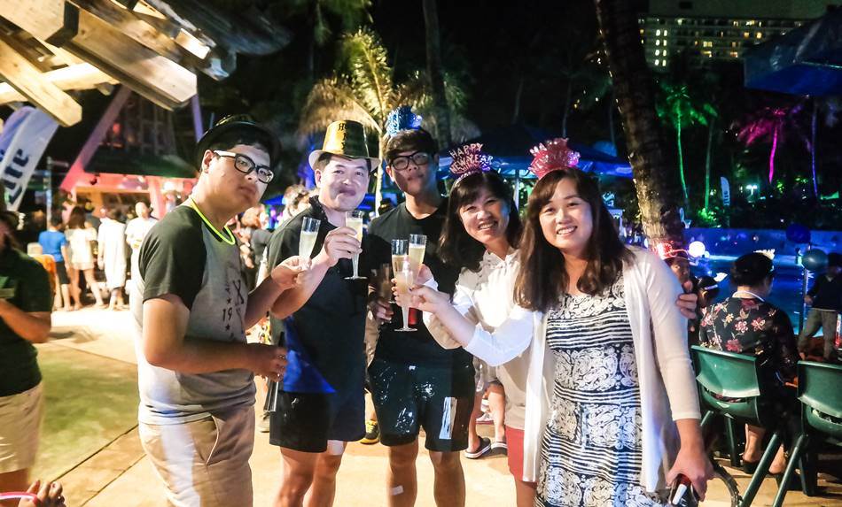 최측에서 나누어 준 샴페인을 마시고 건배