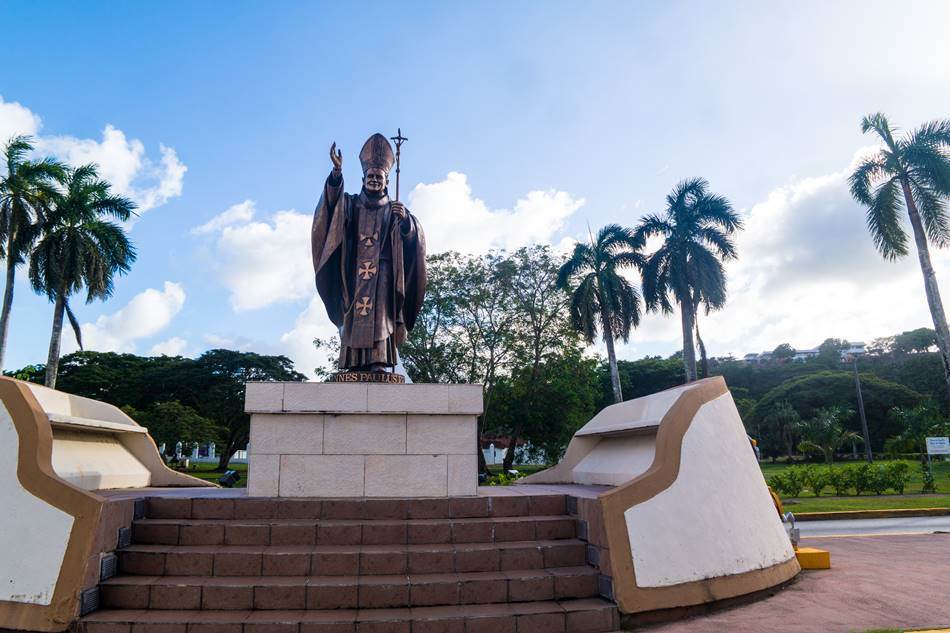 스페인광장 앞 길 중앙에 있는 요한 바오오 2세 동상