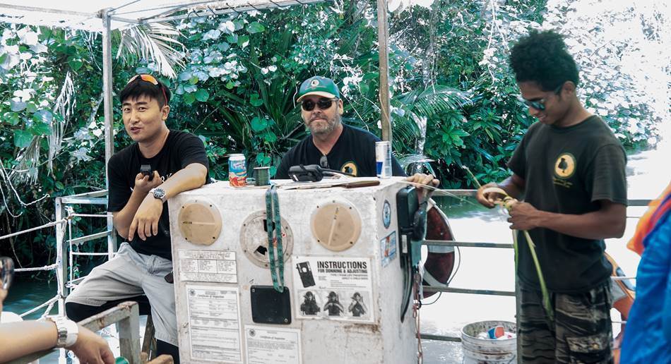 정글 리버 쿠르즈(riverboat cruise)를 안내하는 사람들,  자기는 가이드가 아니라고 자꾸 주장하는 가이드 그리고 선장 그리고 원주민 도우미(?)