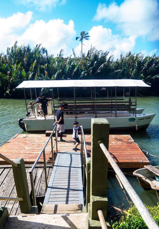 선착장에 정글 리버 쿠르즈(riverboat cruise)를 위해 대기하고 있는 배