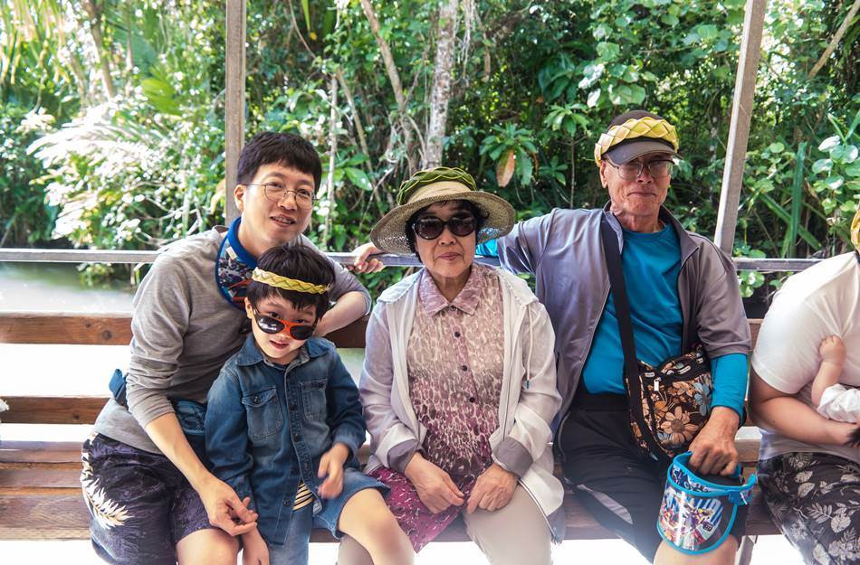 정글 리버 쿠르즈(riverboat cruise)중에 담은 장인어른 장모님 규빈이네