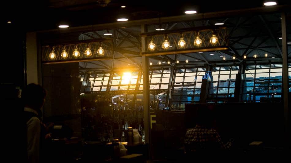 공항 식당에서 맞은 일출