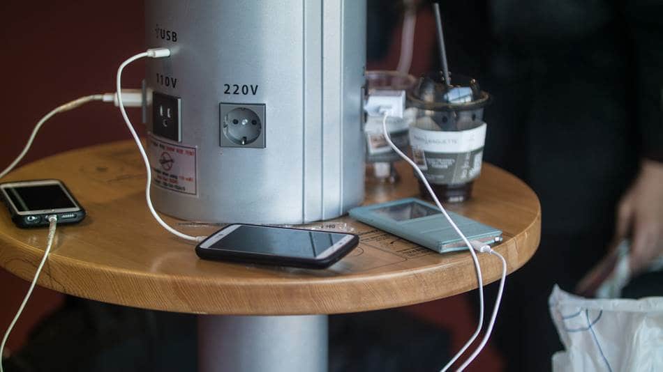 괌여행_출발_인천공항_항공편 지연에 따라 대기중_충전중인 스마트폰-2969