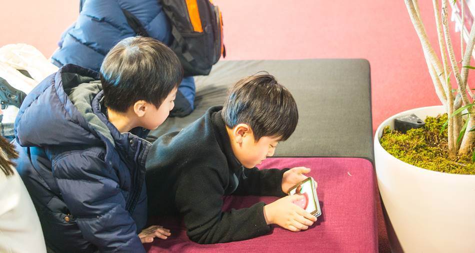 스마트폰-삼매경에-빠진-은결