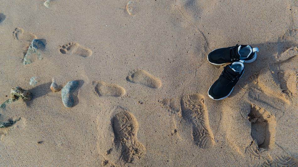 파세오공원 옆 바닷가 모레, 은결이는 벌써 바라도 들어가고 싶어 한다.