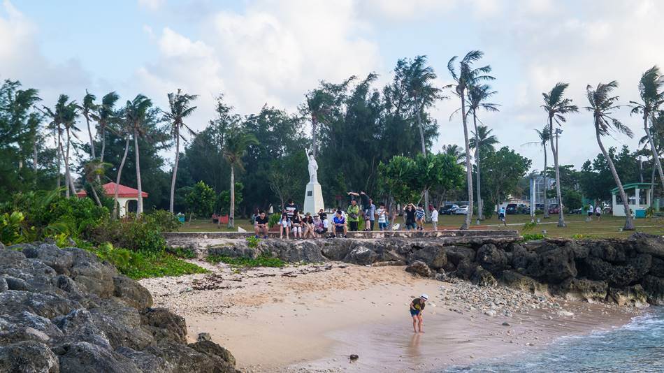 파세오공원 옆 바닷가에서 자유의 여신상을 배경으로
