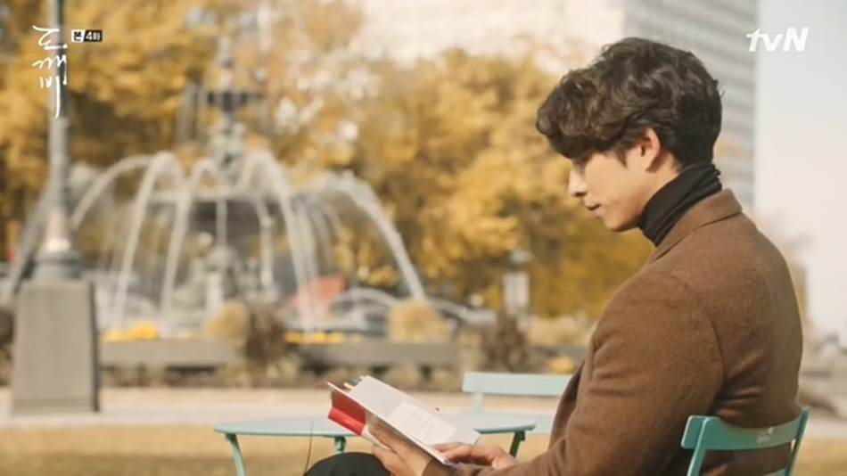 TVN드라마 도깨비에서 공유가 김고은을 바라보며 김인육시인의 사랑의 물리학 시집을 읽는 장면