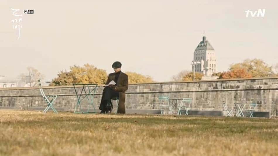 TVN드라마 도깨비에서 공유가 김고은을 바라보며 김인육시인의 사랑의 물리학 시집을 읽는 장면