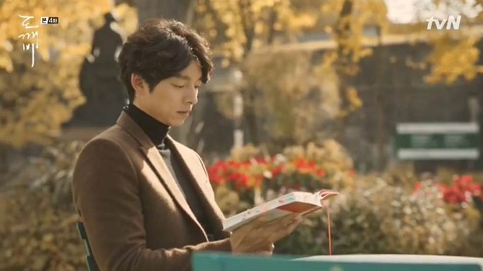 TVN드라마 도깨비에서 공유가 김고은을 바라보며 김인육시인의 사랑의 물리학 시집을 읽는 장면