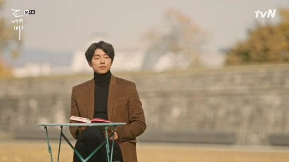 TVN드라마 도깨비에서 공유가 김고은을 바라보며 김인육시인의 사랑의 물리학 시집을 읽는 장면
