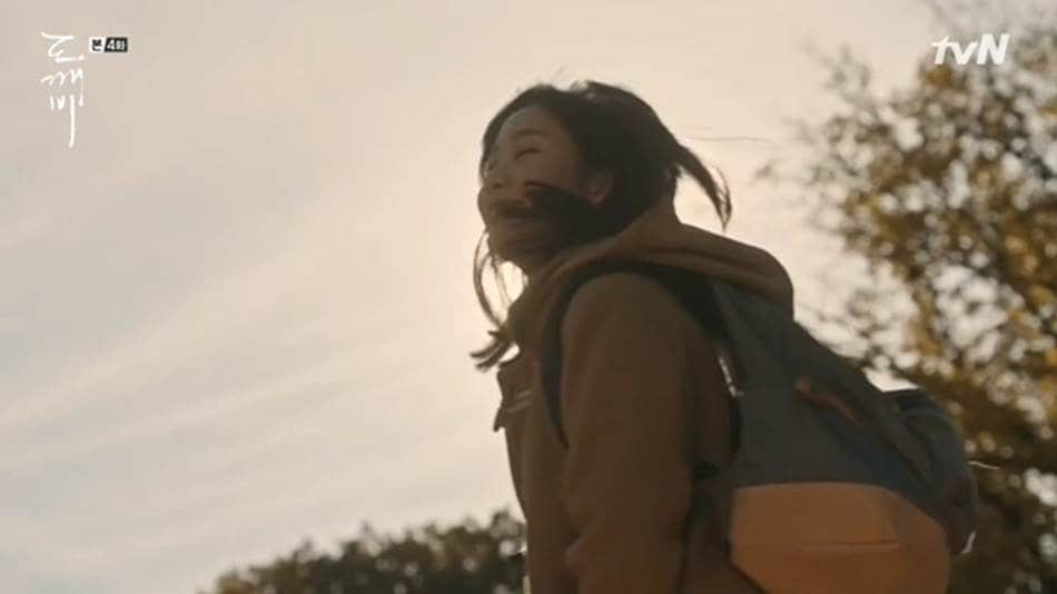 TVN드라마 도깨비에서 공유가 김고은을 바라보며 김인육시인의 사랑의 물리학 시집을 읽는 장면