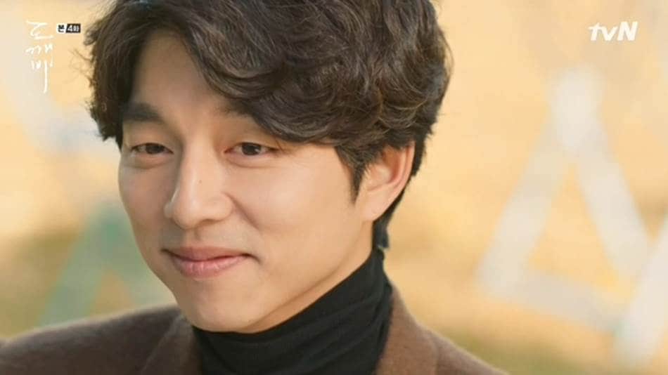 TVN드라마 도깨비에서 공유가 김고은을 바라보며 김인육시인의 사랑의 물리학 시집을 읽는 장면