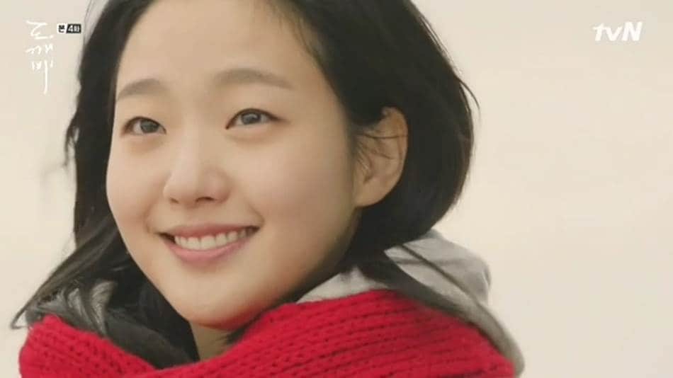 TVN드라마 도깨비에서 공유가 김고은을 바라보며 김인육시인의 사랑의 물리학 시집을 읽는 장면