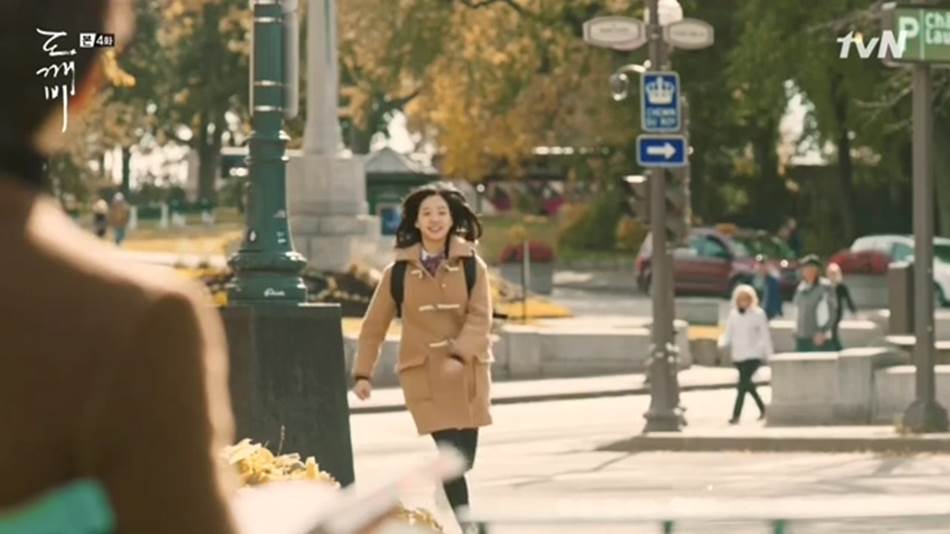 TVN드라마 도깨비에서 공유가 김고은을 바라보며 김인육시인의 사랑의 물리학 시집을 읽는 장면