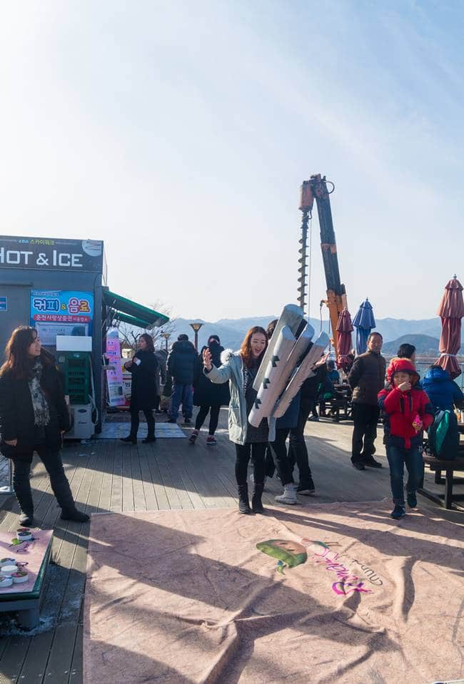 소양강 스카이워크 입구에서 윷놀이 하는 모습 