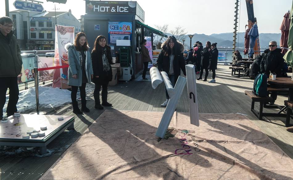 소양강 스카이워크 입구에서 윷놀이 하는 모습