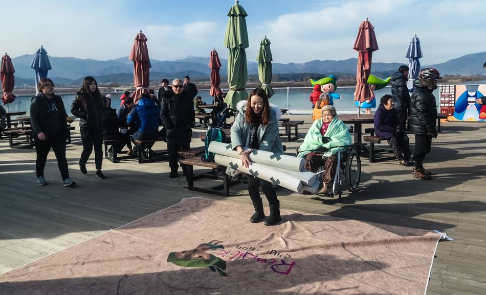 소양강 스카이워크 입구에서 윷놀이 하는 모습