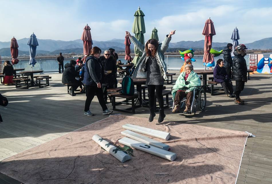 소양강 스카이워크 입구에서 윷놀이 하는 모습