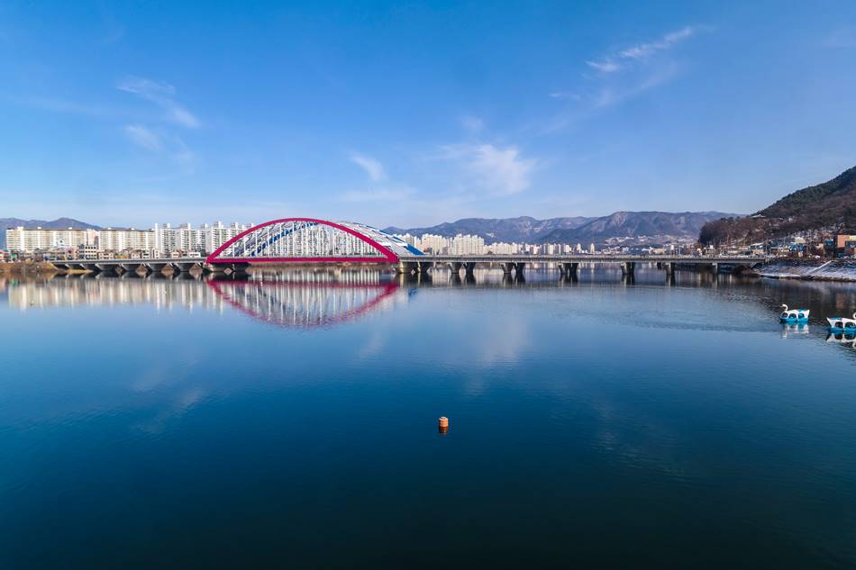 소양강 스카이워크에서 바로 바라보이는 소양2교,