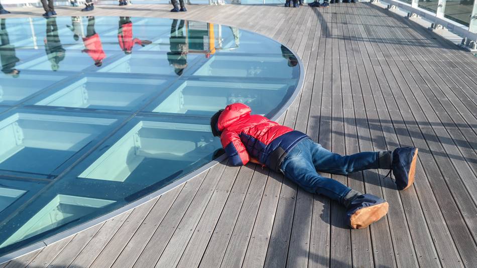 소양강 스카이워크에 밑 호수를 내려다 보는 아이