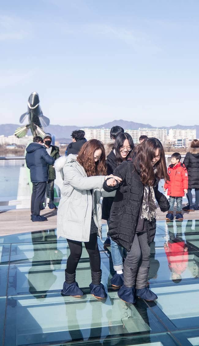 소양강 스카이워크에서,조심 조심 유리위를 걸어보자