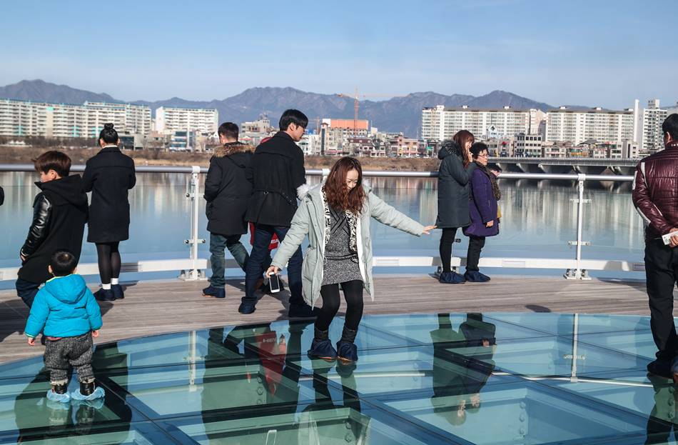 소양강 스카이워크에서,조심 조심 유리위를 걸어보자.