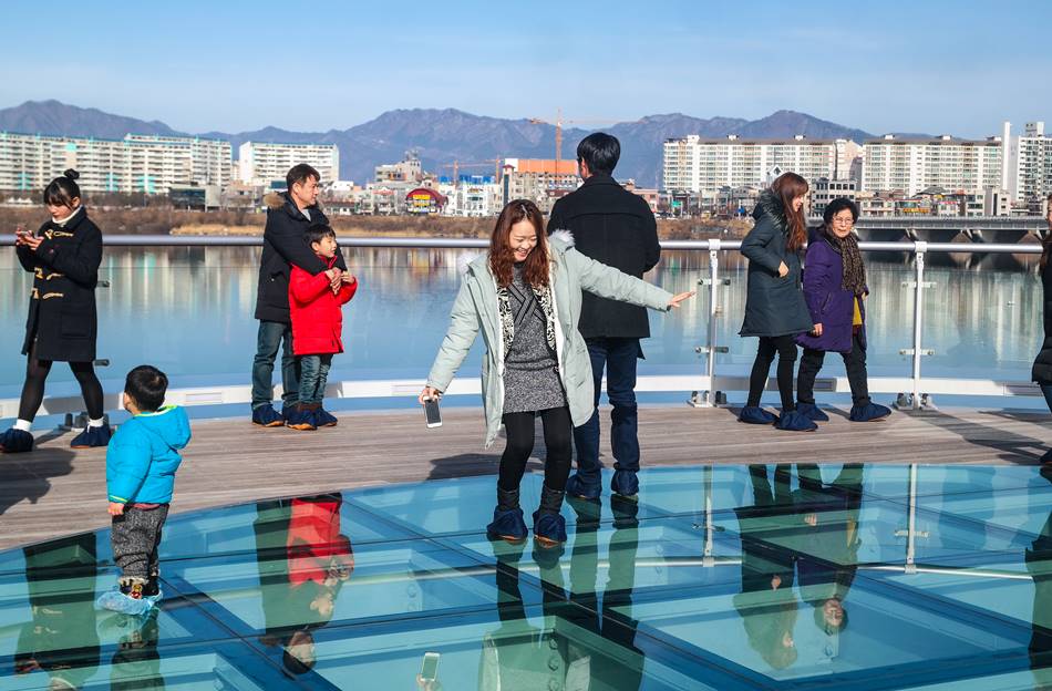 소양강 스카이워크에서,조심 조심 유리위를 걸어보자