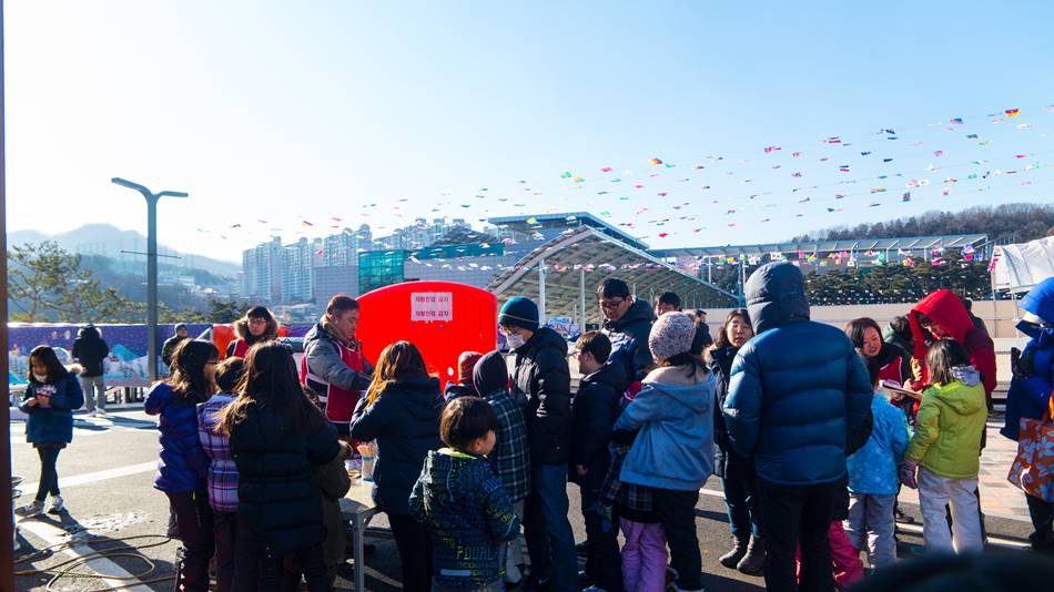 무료로 나누어주는 솜사탕을 받으려고 기다리는 사람들