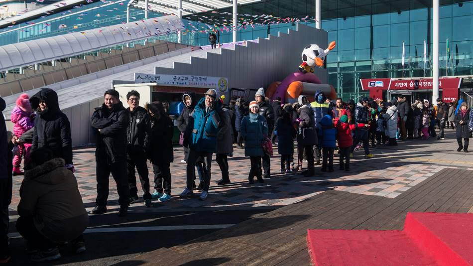 무료로 나누어주는 솜사탕을 받으려고 기다리는 사람들