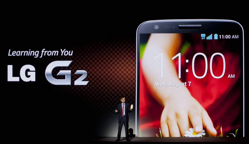 LG 스마트폰 역사_2013년 8월 'G2', 옵티머스 브랜드를 버리고 후면 버튼 노크온 UX 등을 선택