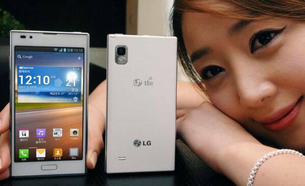 LG 스마트폰 역사_2012년 5월 '옵티머스 LTE2', 퀄컴 스냅드래곤 S4 듀얼코어 칩 적용 가격은 93만 5000원 02