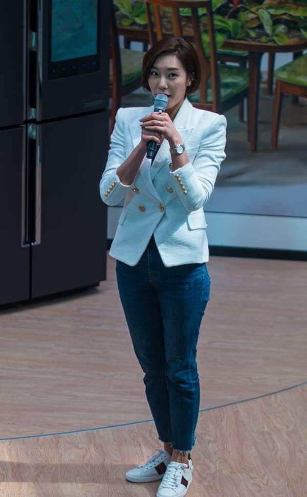 2017년 삼성 패밀리허브_냉장고안으로 들어온 예술_허보리씨가 패밀리허브에 들어간 작품을 설명하고 있다.