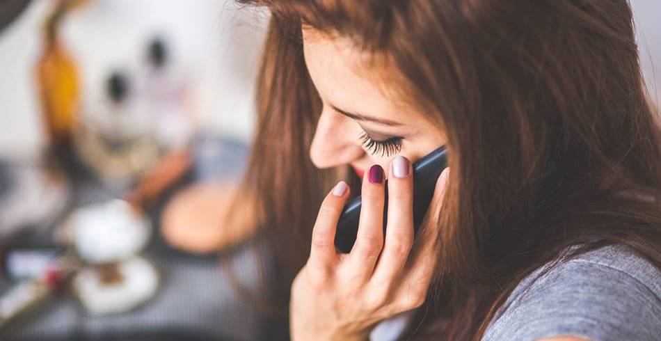 Featured_smart phone 스마트폰으로 통화하는 여인 woman-791874