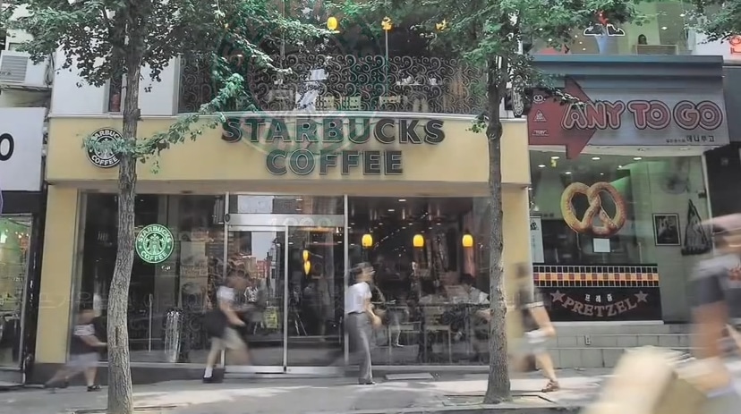 Starbucks Korea's first store in front of Ewha Womans University 스타벅스 코리아 1호점 이대점