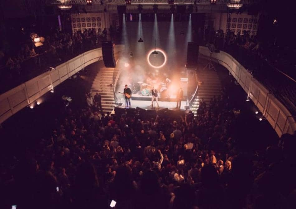 버버리 플래그쉽스토어_영국 리젠트 플래그쉽스토어에서 열린 공연 모습