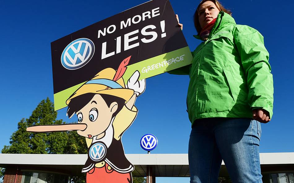 폭스바겐 디젤 게이트에 항의하는 그린피스 회원