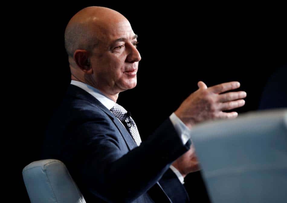 인터뷰중인 아마존 CEO 제프리 베조스(Jeffrey P. Bezos) photo by Joshua Roberts,Reuters