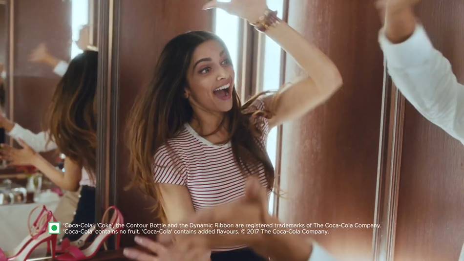 코카콜라가 엘리베이터안의 어색함을 날려버리다, 코카콜라 새 광고 엘리베이터(Elevator) 1