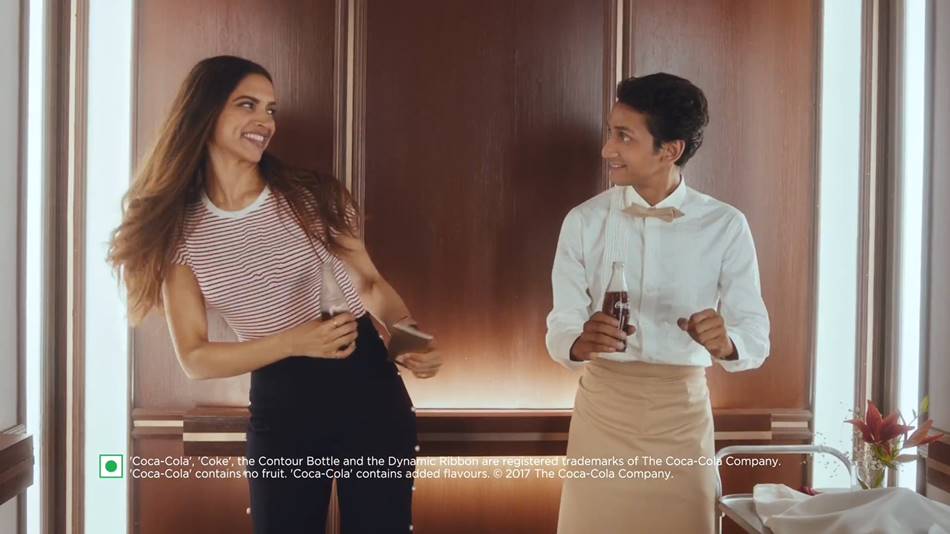 코카콜라가 엘리베이터안의 어색함을 날려버리다, 코카콜라 새 광고 엘리베이터(Elevator) 2