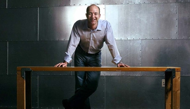 아마존의 경영 철학이 잘 드러난 제프 베조스의 주주에게 보내는 편지 43 아마존 CEO 제프 베조스가 창업할 때 만들어 사용했다는 문짝으로 이어 만든 책상 Amazon Jeffrey P. Bezos door desk02