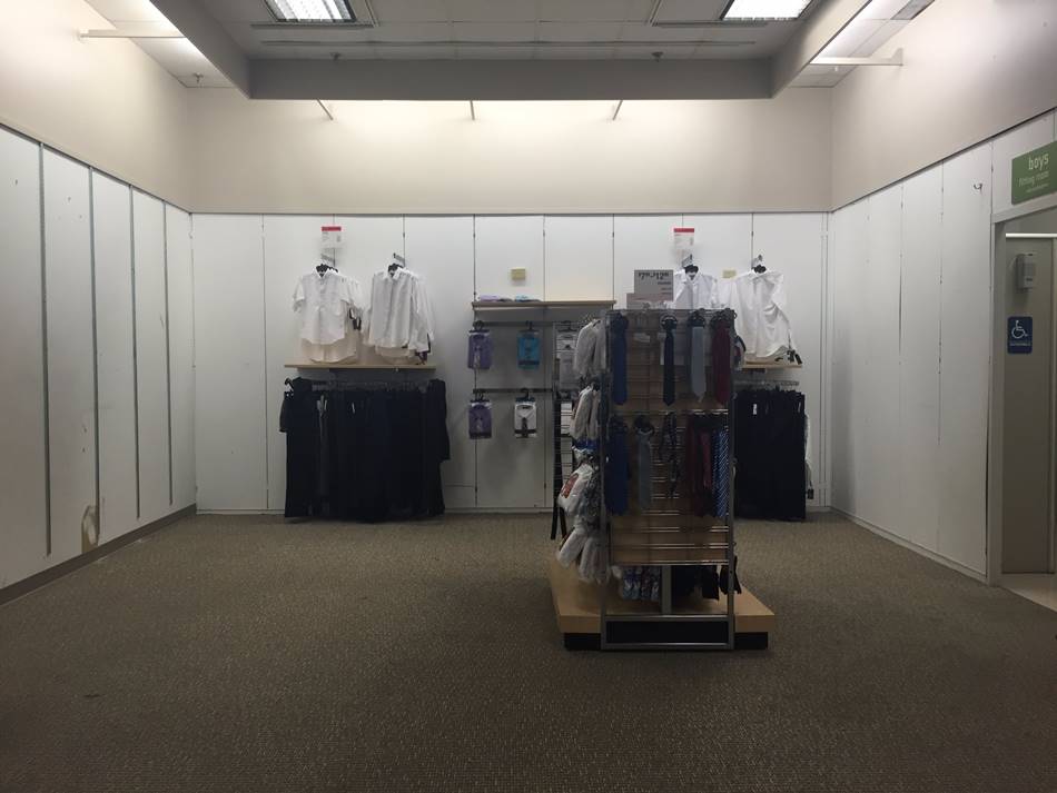 텅텅 비어있는 시어즈 매장 A Sears store in Richmond, Virginia