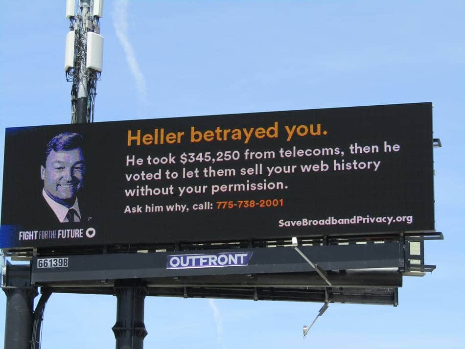연방통신위원회(FCC)의 개인정보 보호 규정 시행을 막은  미 공화당의원 Dean Heller 비판 빌보드 광고