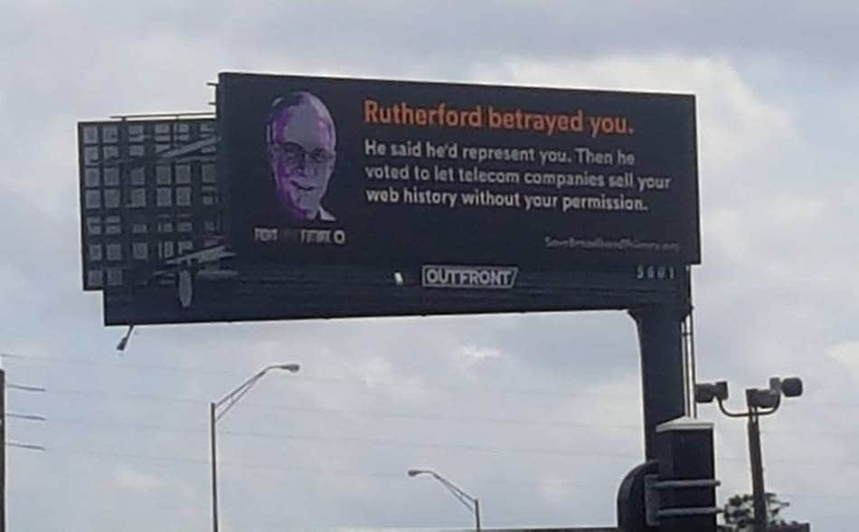 연방통신위원회(FCC)의 개인정보 보호 규정 시행을 막은  미 공화당의원 John Rutherford 비판 빌보드 광고