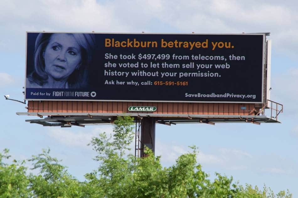 연방통신위원회(FCC)의 개인정보 보호 규정 시행을 막은 미 공화당의원 Marsha Blackburn 비판 빌보드 광고
