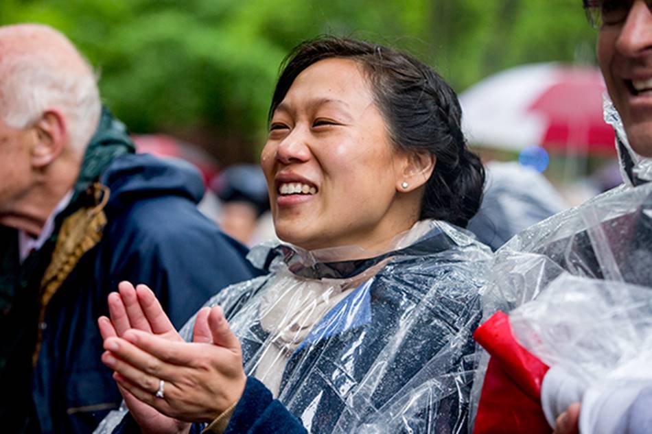 마크 저커버그의 하버드 졸업 축사를 득고 있는 마크 저커버그의 아내 프리실라 하바드 가젯 홈피 인용