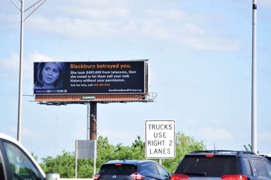 크라우드 펀딩으로 광고를 만들다 - 개인 프라이버시 옹호 단체인 Fight for the Future의 빌보드 광고 44 연방통신위원회(FCC)의 개인정보 보호 규정 시행을 막은 미 공화당의원 Marsha Blackburn 비판 빌보드 광고
