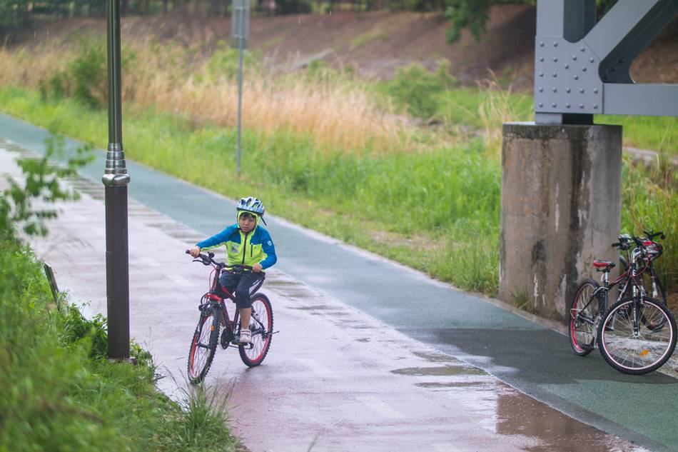 은결이와 봄비 맞으며 자전거를 달려보다 - 동백 호수공원에서 기흥역까지 신갈천을 따라 달리다. 14 비가 어느정도 그치자 서둘러서 출발하려는 은결
