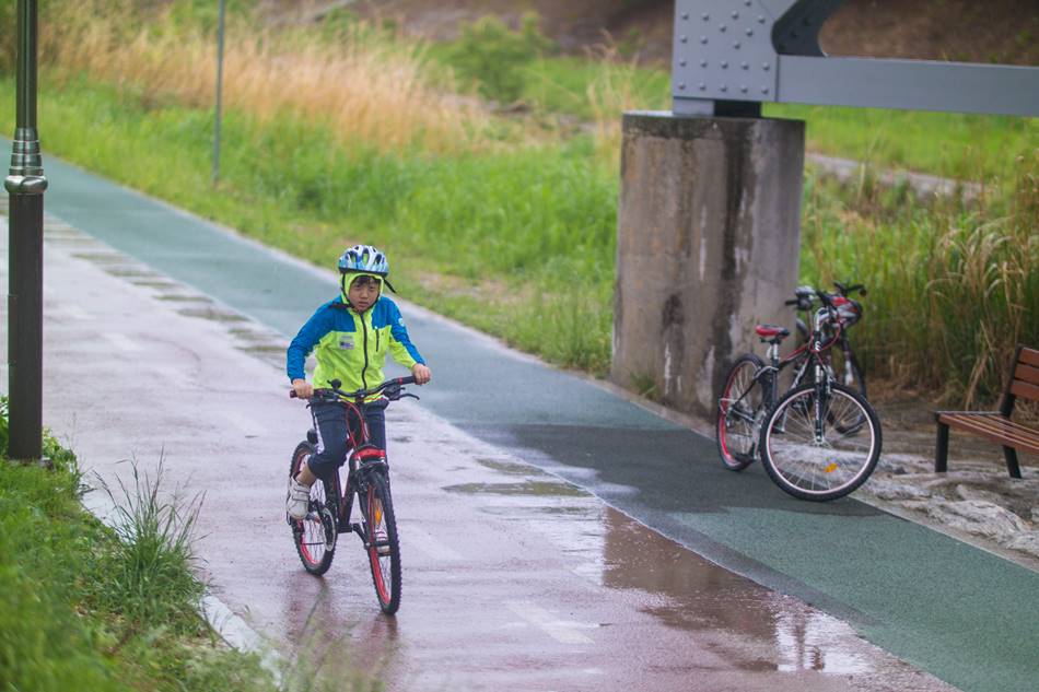 은결이와 봄비 맞으며 자전거를 달려보다 - 동백 호수공원에서 기흥역까지 신갈천을 따라 달리다. 15 비가 어느정도 그치자 서둘러서 출발하려는 은결